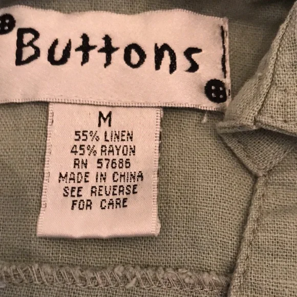 Medium sized button down green linen/rayon top with front buttoned pockets. - Picture 5 of 6